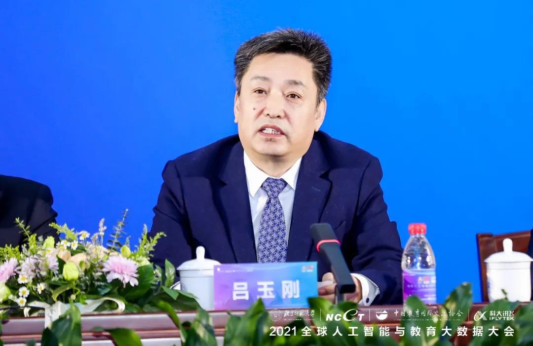 現(xiàn)任教育部基礎(chǔ)教育司司長(zhǎng)、全國(guó)少工委常務(wù)副主任 呂玉剛